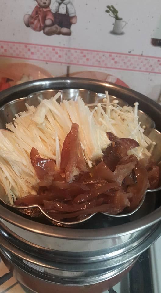 蒸:什錦蔬菜(金針菇，茭白筍，木耳)