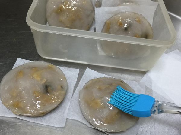 冷卻脫模後，肉圓表層薄薄抹上一層豬油（豬油香氣較對味），排放保鮮盒裡可以冷藏或冷凍保存。