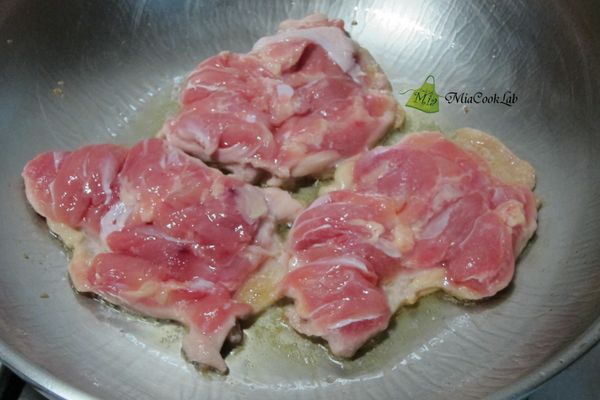 鍋子加熱後將雞肉以雞皮向下方式放入，雞皮煎至金黃後翻面。