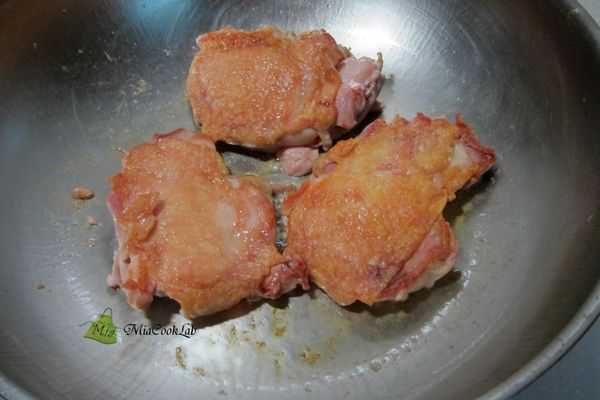 把多餘的油倒出，轉成最小火。