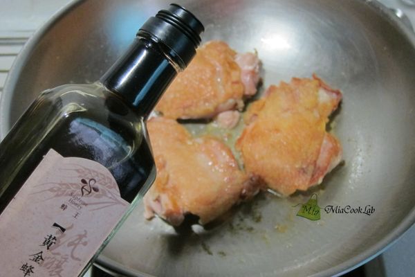 倒入【蜂王】黃金蜂蜜豆油  50ml  。