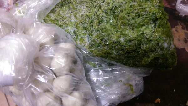 海菜拿出來退冰...洗淨瀝乾水份
