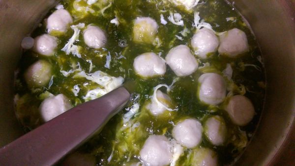 把蛋液淋入湯中.....加鹽巴調味