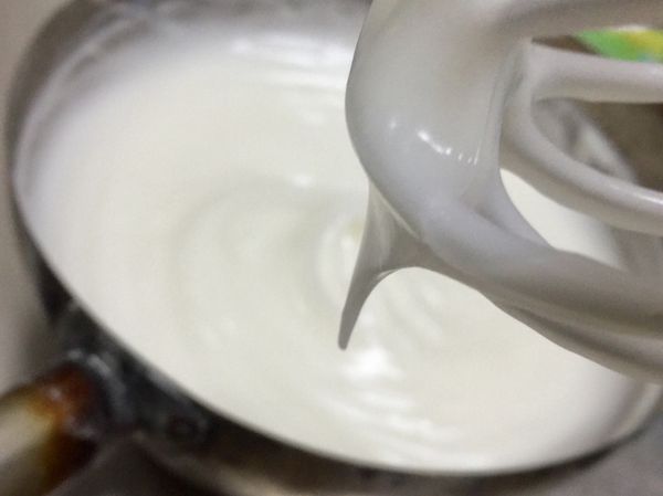 將再來米粉+冷水倒在鋼盆裡調勻，在爐火上以小火一面煮，一面快速攪拌成如圖粉漿不會滴下狀，離火放涼備用