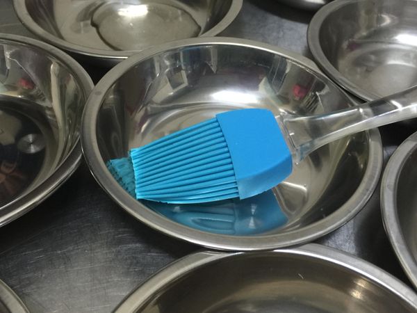 取小碟子（直徑10公分）15個，每個刷上一層薄油防沾好脫糢（或廚房紙巾沾少許油擦拭）