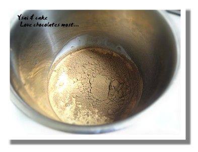 將鮮奶油+可可粉+糖,打發