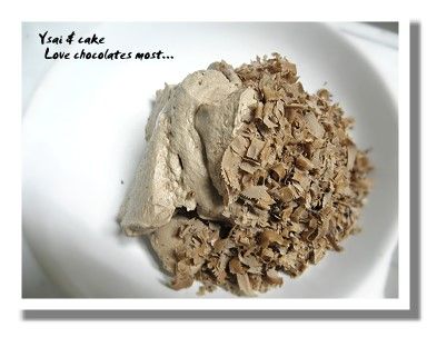 取150g打發鮮奶油+巧克力碎屑拌勻,為蛋糕捲內餡