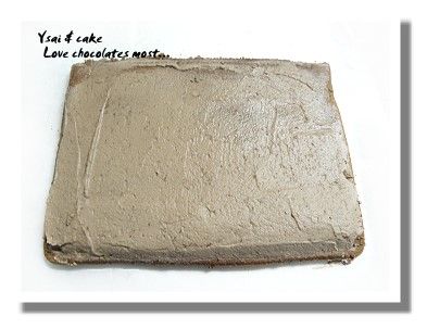 將巧克戚風抹上有加巧克碎屑的鮮奶油,捲起來冰冷凍30分