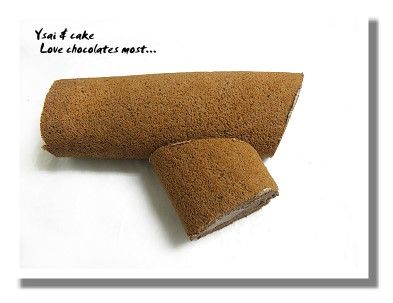 再把它放在蛋糕捲側邊,用少許鮮奶油黏上