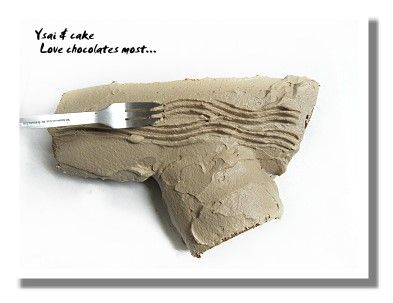 蛋糕捲表面抹上鮮奶油,再用叉子畫出樹幹紋路