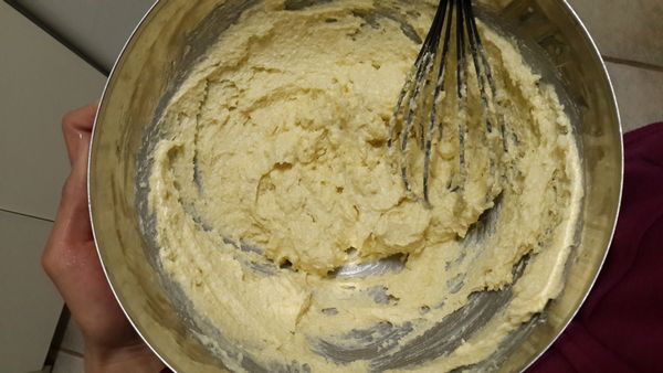 加入所有食譜上的材料到步驟1的成品，混合均勻成濕麵糊(如果覺得有點太乾的話可以再加一些椰奶)。