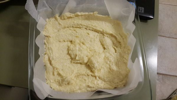 把麵糊倒入烤盤。烤45-50分鐘。烤完後放涼即可切成塊狀食用。