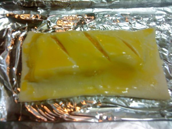 取出酥皮，包入所有的料後捲起