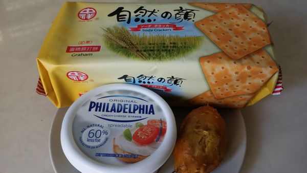 材料：
地瓜可以買烤地瓜或自己蒸地瓜
奶油乳酪
麥穗口味餅乾
