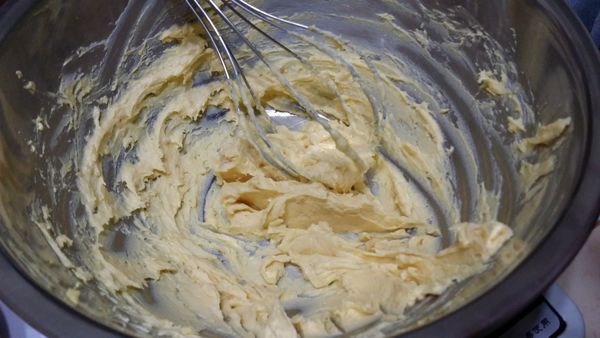 做法：
地瓜壓成泥，如果想要吃起來的口感比較細緻，可以將地瓜泥過篩。把乳酪打軟，將二樣食材混合均勻。