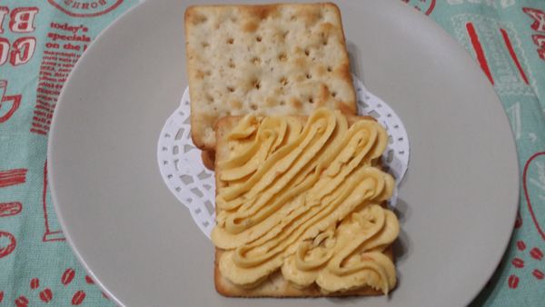 將內餡抹在餅乾上，稍為有點厚度比較美味，也可用擠花方式擠上，再蓋上另一片餅乾，完即可享用。