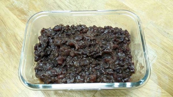 [紅豆蜜]紅豆泡水泡一夜，隔天使用電鍋(或快鍋)將紅豆煮熟，然後將水瀝乾後放入平底鍋內+砂糖拌炒，邊炒可邊壓一部分紅豆變成紅豆泥，因為紅豆稍微會有點水水的大約拌炒收汁後即完成。