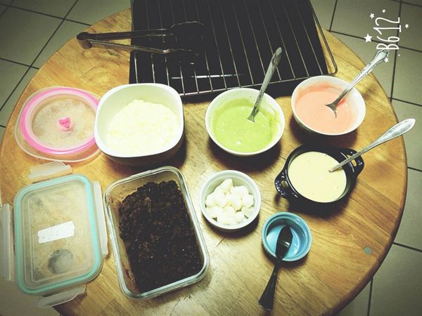 [麵糊]將雞蛋+鮮奶+食用油拌勻後篩入鬆餅粉拌勻後分成三等份；一份原味；一份+抹茶粉5~10g成為綠色抹茶麵糊；一份+草莓粉5~10g成為粉色草莓麵糊。