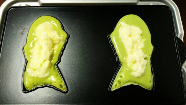 鬆餅機預熱完成後先倒入麵糊，再加入內餡