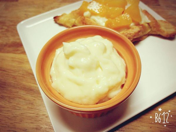 [卡士達奶油]取一鍋子放入蛋黃2顆、砂糖45g拌勻；接著篩入低筋麵粉10g&amp;玉米粉10g拌勻後將鮮奶200cc&amp;鮮奶油50cc倒入；用極小火使用打蛋器一直攪拌，直到成糊狀即完成。