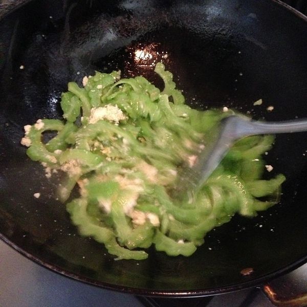 再加入鹹蛋快速拌炒，抄到鹹蛋有冒泡後即可起鍋