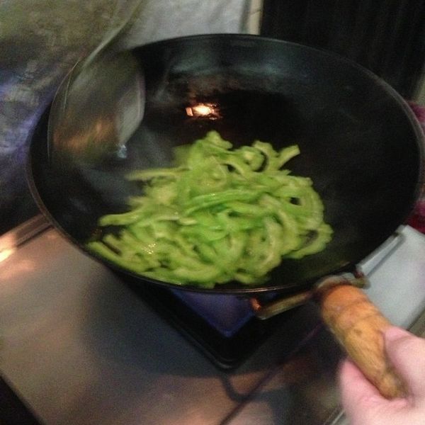 起鍋熱油後先將苦瓜放入鍋中快炒