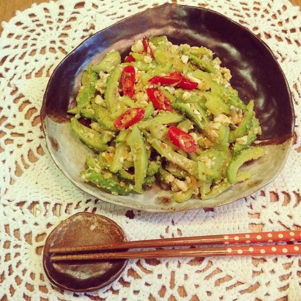 前面三張照片是miki娘家媽媽的示範照~因有家人不吃辣所以媽媽都沒加辣，
這張有著辣椒片重口味是miki自家的口味....跟媽媽的煮法不同，miki熱鍋後會加入蒜片、辣椒片爆香再放入苦瓜鹹蛋快炒!