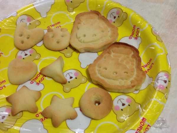 一小時之后，把可爱的形狀壓在麵團上後放在烤箱12～13分後。💕完成！