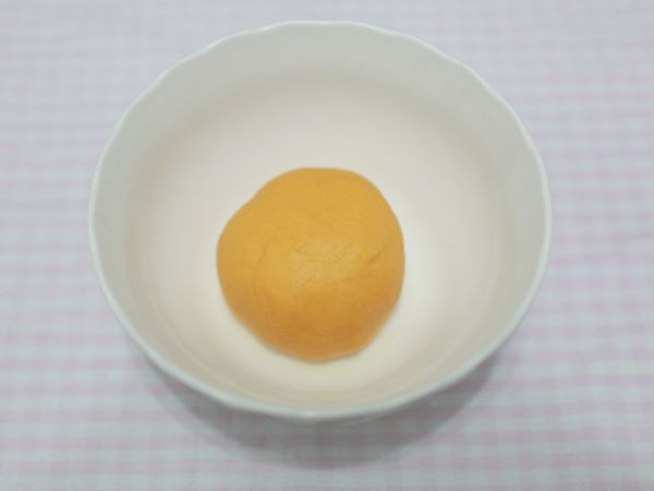 全部倒在盆中加入鮮奶後用刮刀拌勻且拌至無粉的狀態，將麵糰放在揉麵板上揉和2分鐘。