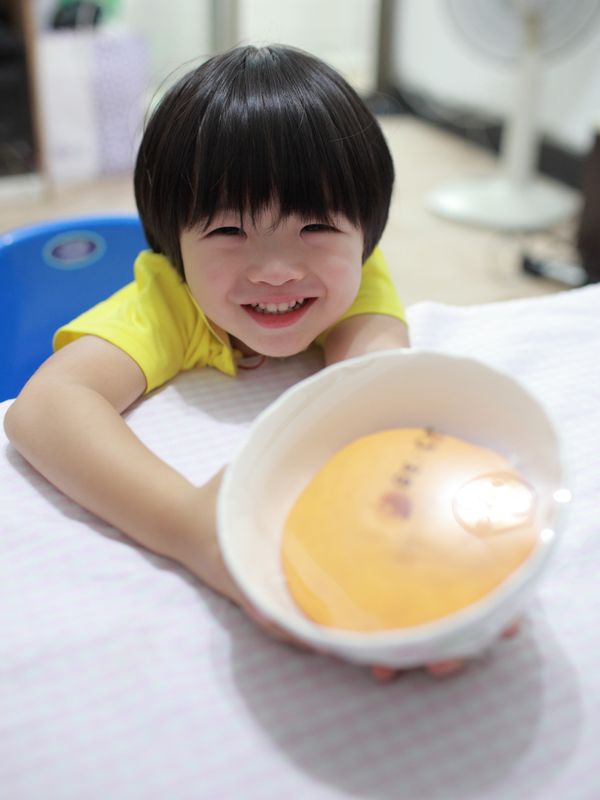 基本發酵完成後冰冰箱冷藏至少5小時(冷藏時間最多不超過18小時，這裡冷藏10小時。)，取出麵糰置於室溫回溫1小時。