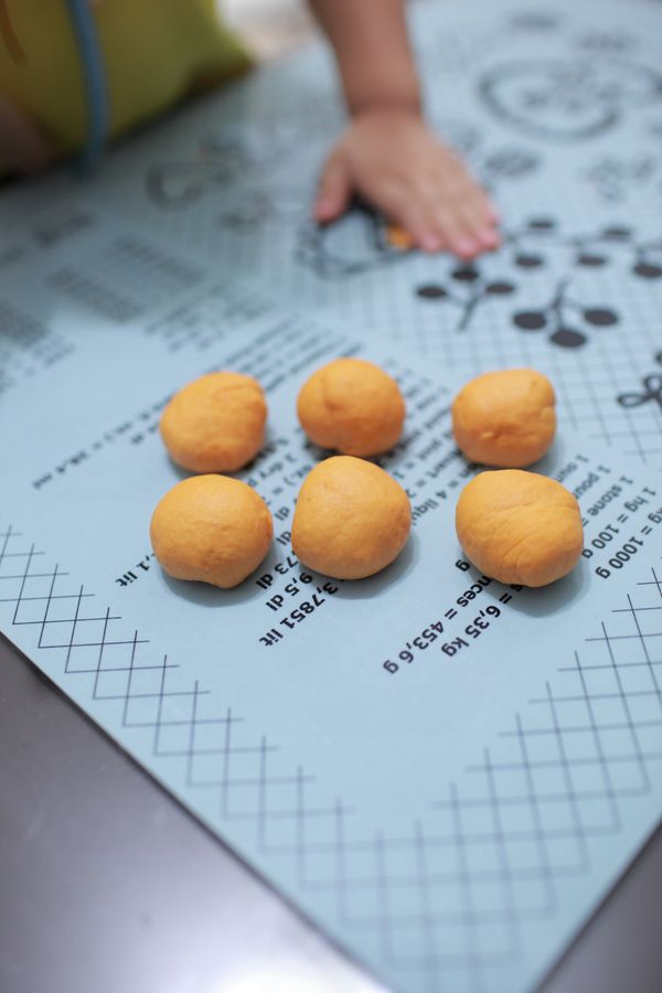 輕拍排出空氣分割成六等分，揉圓鬆弛15分鐘。