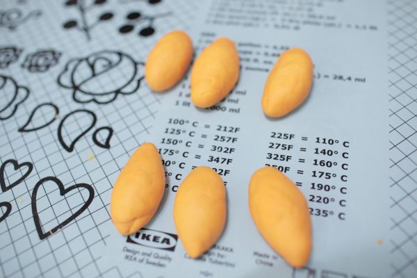 把麵糰揉成橢圓型。