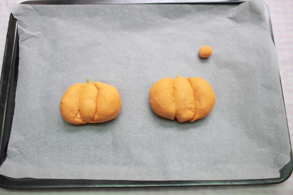 把三個麵糰中間加點水捏合在一起，並插入南瓜子作裝飾(可省略)。