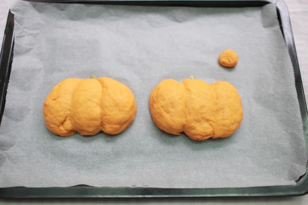 放在烘焙紙上進行二次發酵50-60分鐘。(溫度約30度)