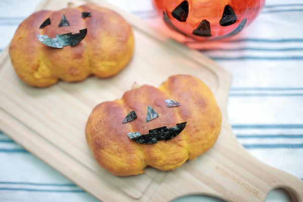 烤完取出冷卻放上剪好的海苔(可省略)就完成了。