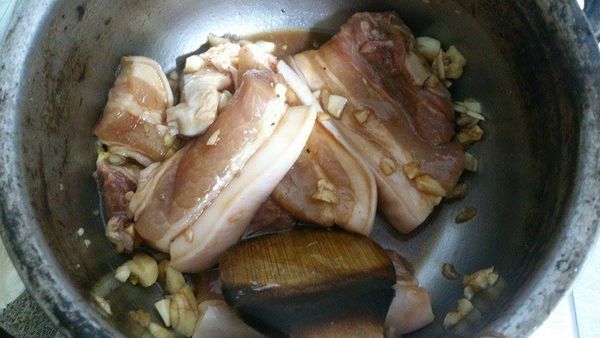 將蒜跟醬油 蜂蜜  醃漬三層肉約30min