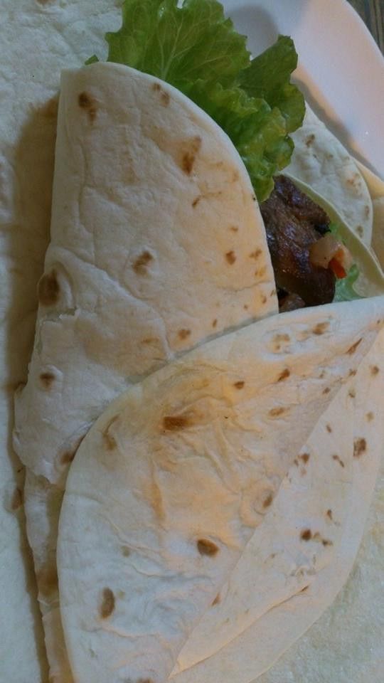 將市售的墨西哥餅皮 稍微沾濕 放入烤箱烤約5min 
最後將生菜 莎莎醬 跟 三層肉 包在餅皮中 即完成
ps.莎莎醬作法-將切碎的洋蔥 番茄 蒜 加入上述莎莎醬的調味料
拌勻冰一晚 即可隨時使用