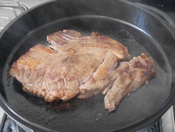 鍋子用廚房紙巾抹上薄薄一層油，以中大火燒熱（掌心距離鍋面十公分的距離可感受到熱度），牛排用廚房紙巾擦乾後下鍋，每20秒翻面一次。
