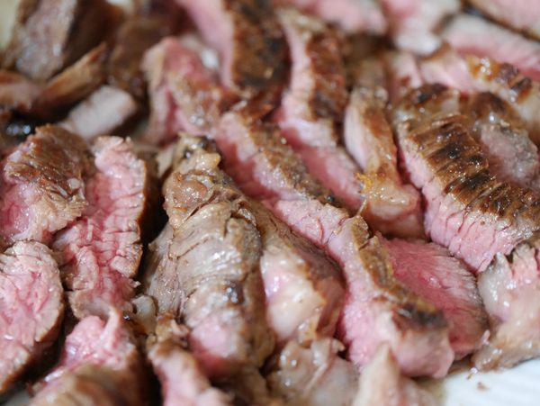 牛排放在網架上靜置五分鐘，這個步驟讓肉汁回歸組織間，分切時不流失肉汁，吃起來滋味也更好，冬天時要蓋上鍋蓋才不會降溫太快。盤子用熱水燙過擦乾，牛排呈盤即可上桌。