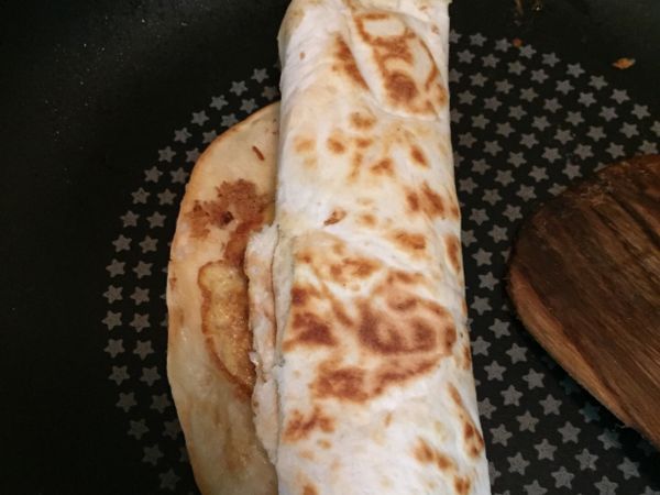 將烤餅捲起，即可