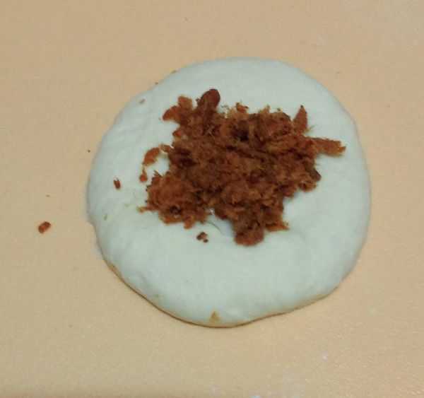 一發後分6小麵糰滾圓鬆弛15分,後桿圓形包入沙拉.肉鬆