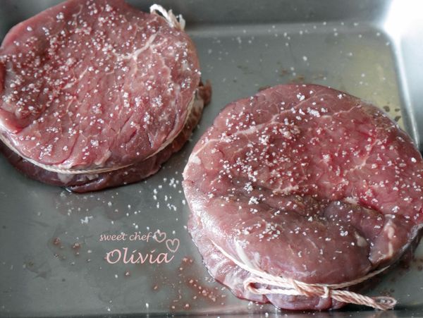 冷藏的牛排均勻抹上鹽巴，置於室溫退冰半小時。