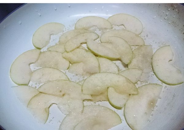 將蘋果切薄片(0.2-0.3CM),完成放入鍋中加砂糖(甜度依喜好)和水稍微熬煮至軟化