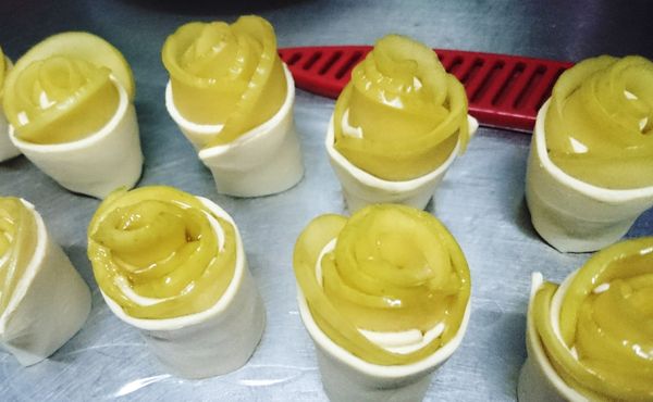 捲好後,將烤箱預熱180度,烤25分鐘
PS:(因起酥皮遇熱軟化會無法站立,我是放在小紙杯中烤)