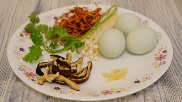 蟲草花簡單沖洗後用水泡軟10分鐘備用、金針菇和香菜切小段、嫩薑切細絲。