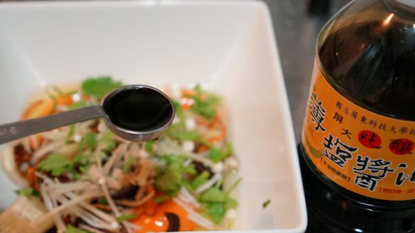 將三顆蛋、1/4茶匙醬油和1/4鹽放入碗中，將蛋打至微微膨脹，再把剩下的蟲草花、香菇、金針菇、嫩薑絲、香菜倒入，拌勻。打蛋的時候最好可以讓蛋液有微膨感，蛋筋也要全部打散，這樣入鍋煎比較不易結球，而且可以增加煎蛋的蓬鬆度。