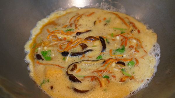 大火熱鍋後放入2茶匙油(油量可自行控制)，轉小火倒入蛋液。