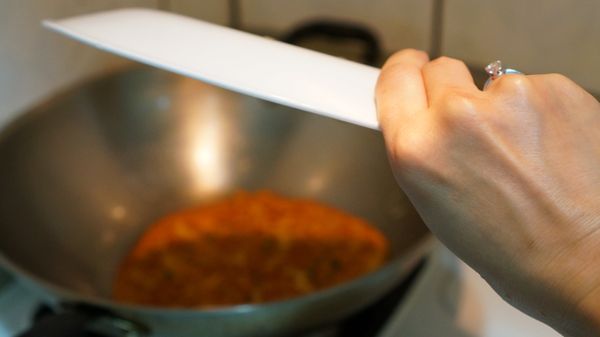 再把大盤子中的蛋往鍋中蓋上。如果蓋蛋的動作不順手，可以考慮用乾淨的手或是鍋鏟扶著蛋再蓋上。其實動作快一點就蓋上了!