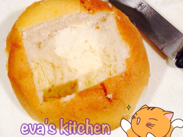 在麵包上挖一個正方形 不要挖到底喔