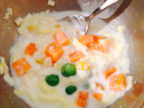 準備倒進去麵包 還有 攪拌均勻後起司是不會融化的喔